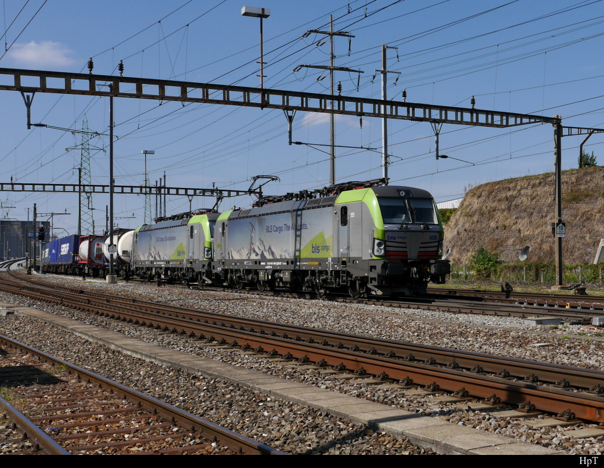 BLS - Loks 475 406-5 und 475 408-1 vor Güterzug unterwegs in Prattelen am 15.09.2018