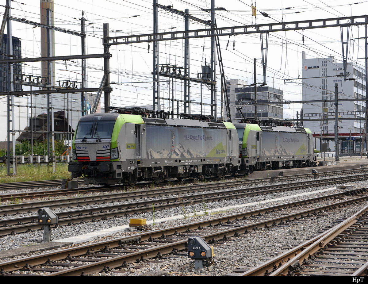 BLS - Loks 475 407-3 und 475 409-9 im Bahnhofsareal von Prattelen am 21.07.2018