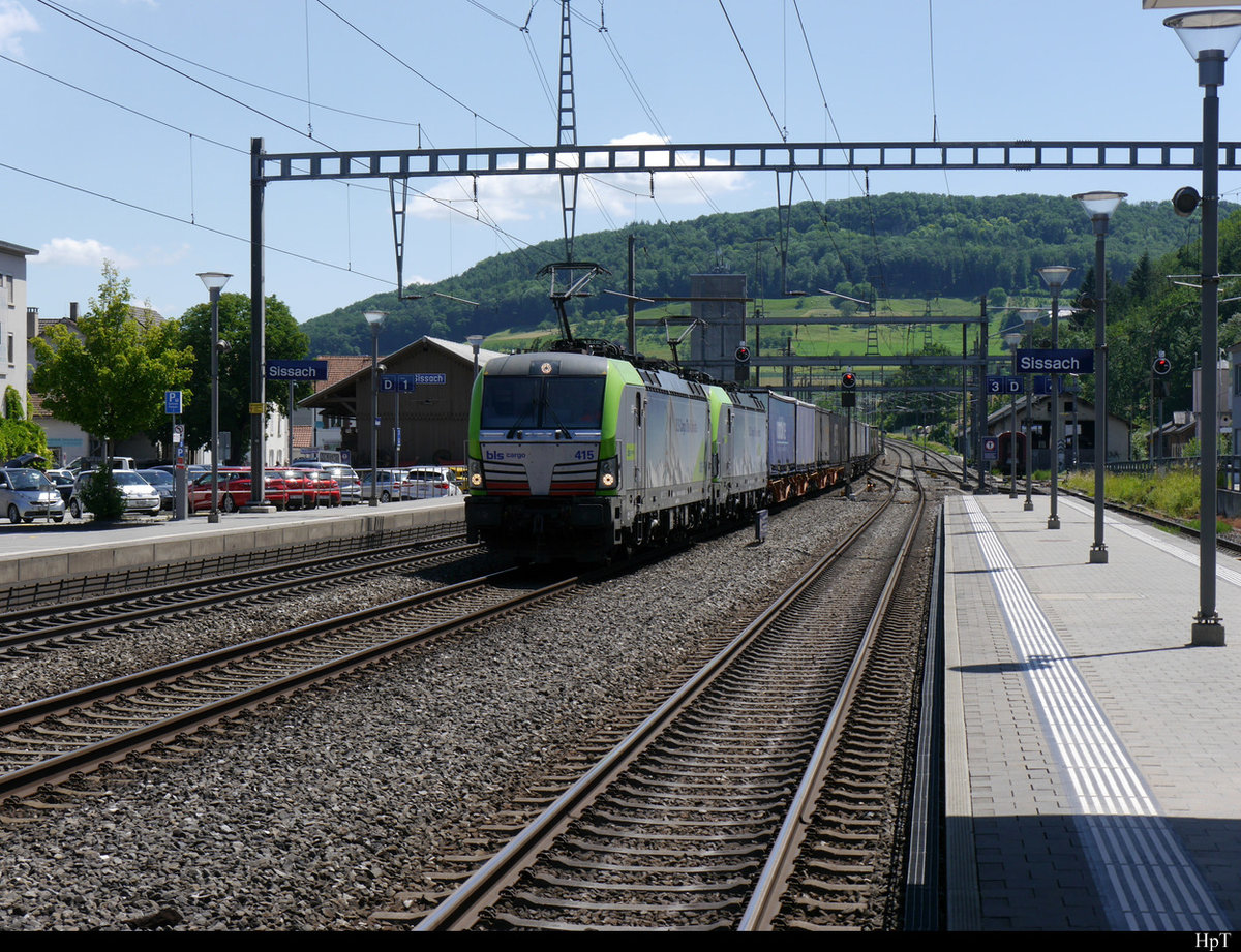 BLS - Loks 475 415 und 475 405 vor Güterzug bei der durchfahrt im Bahnhof Sissach am 29.05.2020