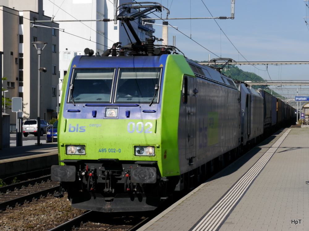 BLS - Loks 485 002-0 + 185 ... mit Güterzug bei der durchfahrt im Bahnhof Prattelen am 05.05.2014