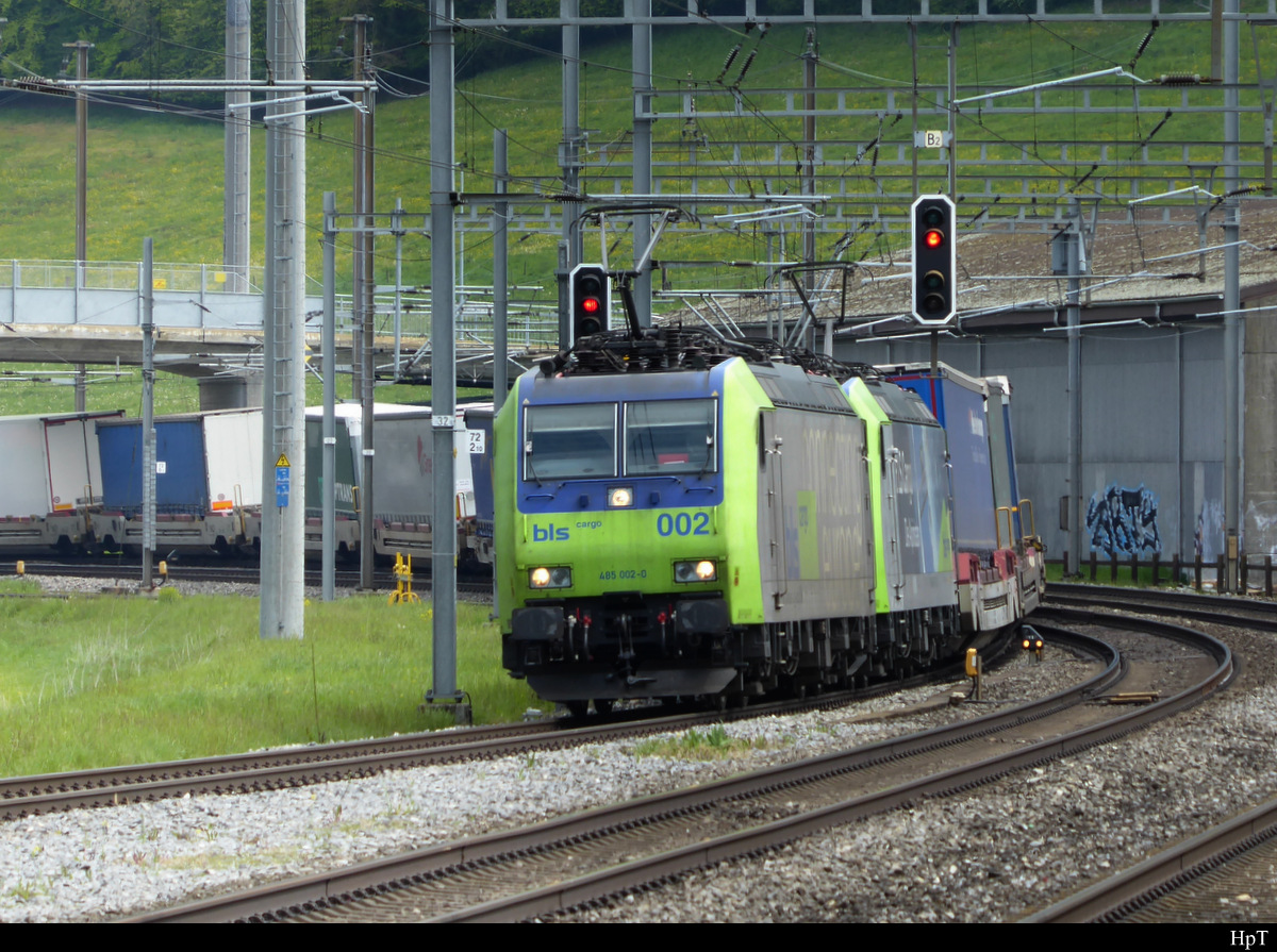 BLS - Loks 485 002-2 und 485 018-6 mit Güterzug unterwegs in Riedtwil am 04.05.2019