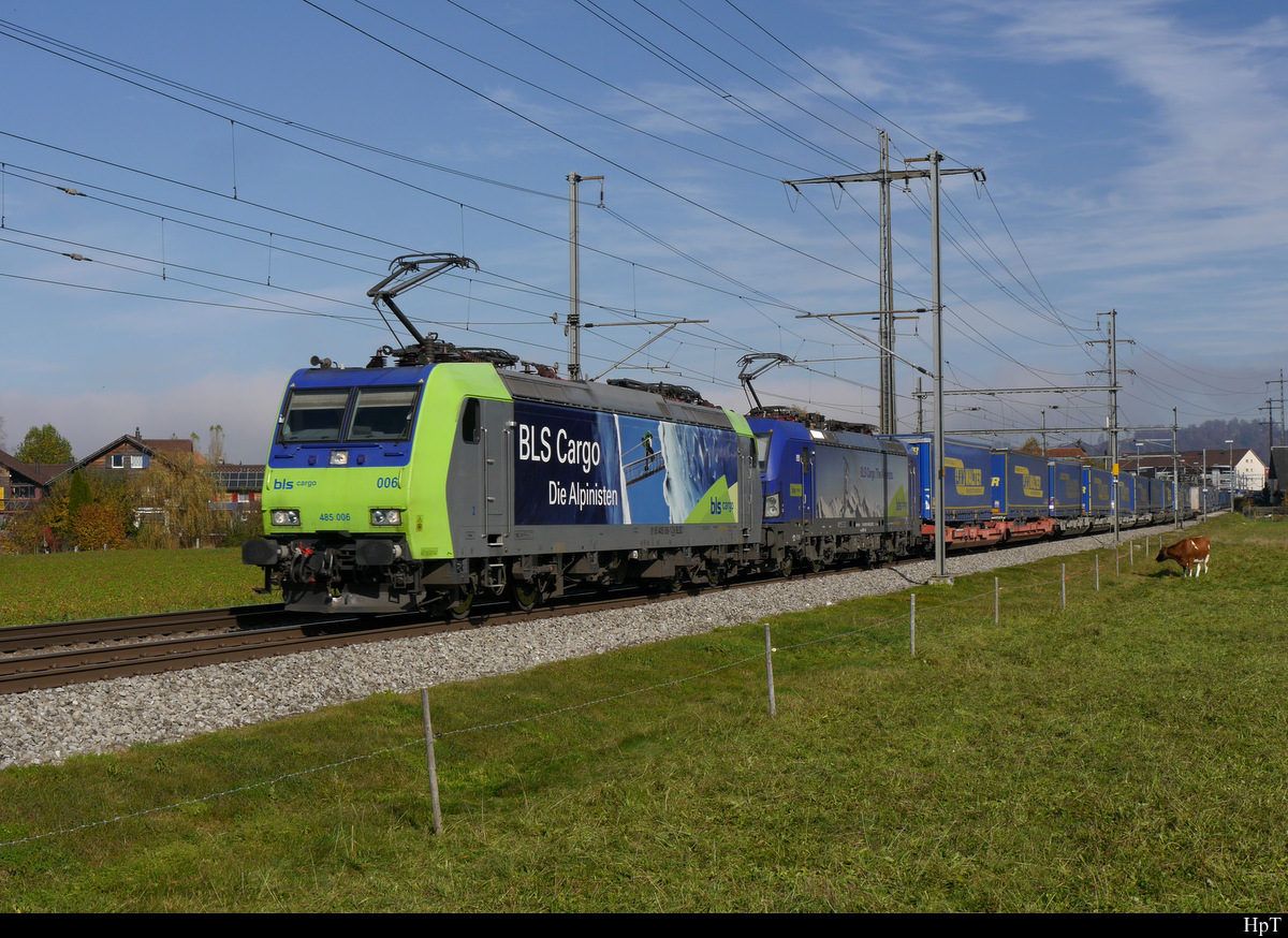 BLS - Loks 485 006-1 + 193 495 vor Güterzug unterwegs in Richtung Bern bei Lyssach am 31.10.2020