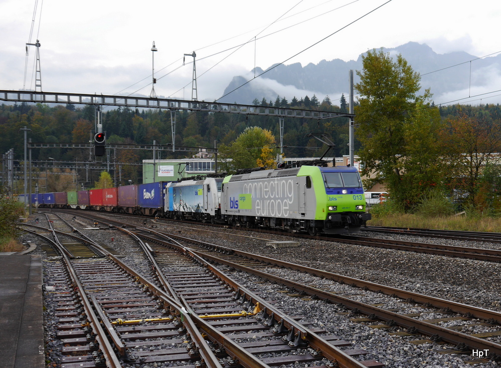 BLS - Loks 485 013-7 und  486 vor Güterzug bei der durchfahrt in Gwatt am 10.10.2014