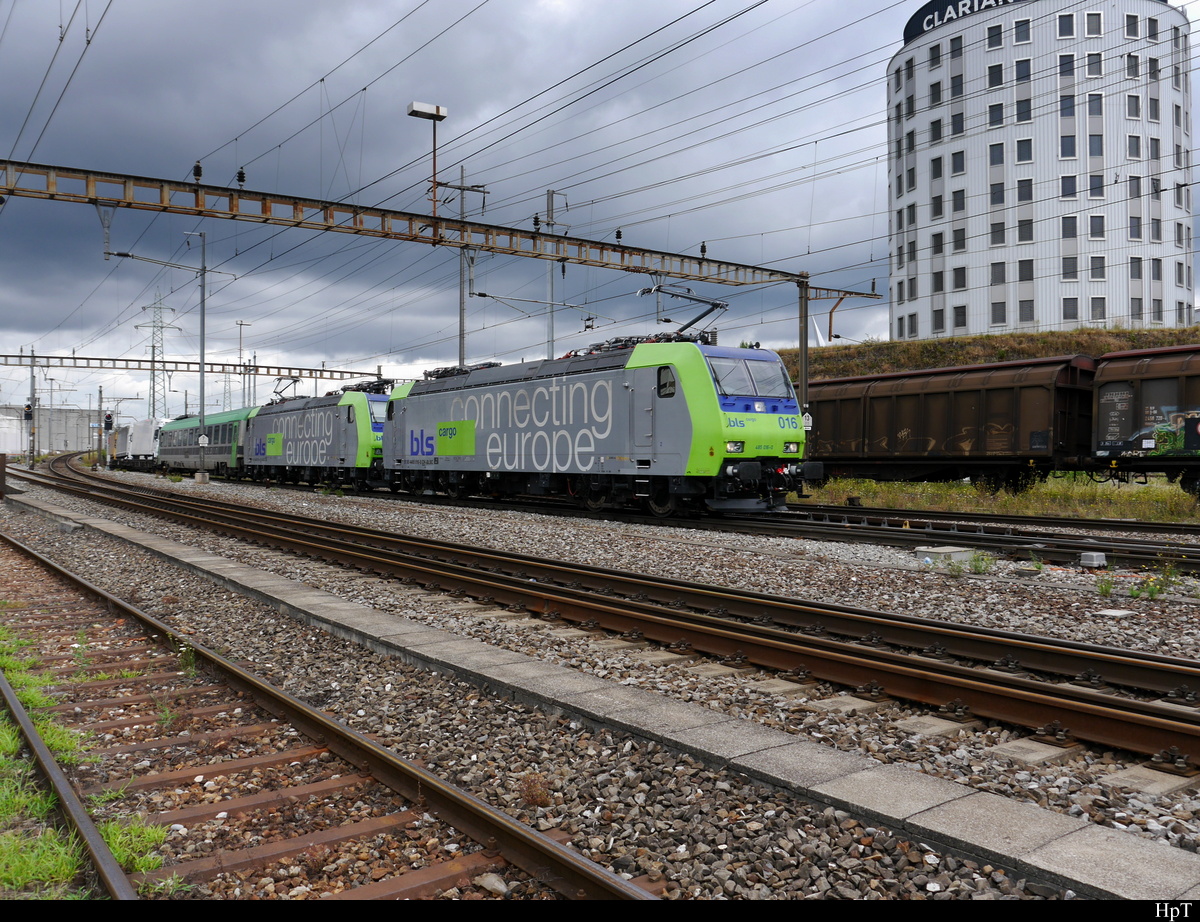 BLS - Loks 485 016-0 mit 485 019-4 mit Rolla unterwegs in Prattelen am 21.07.2018