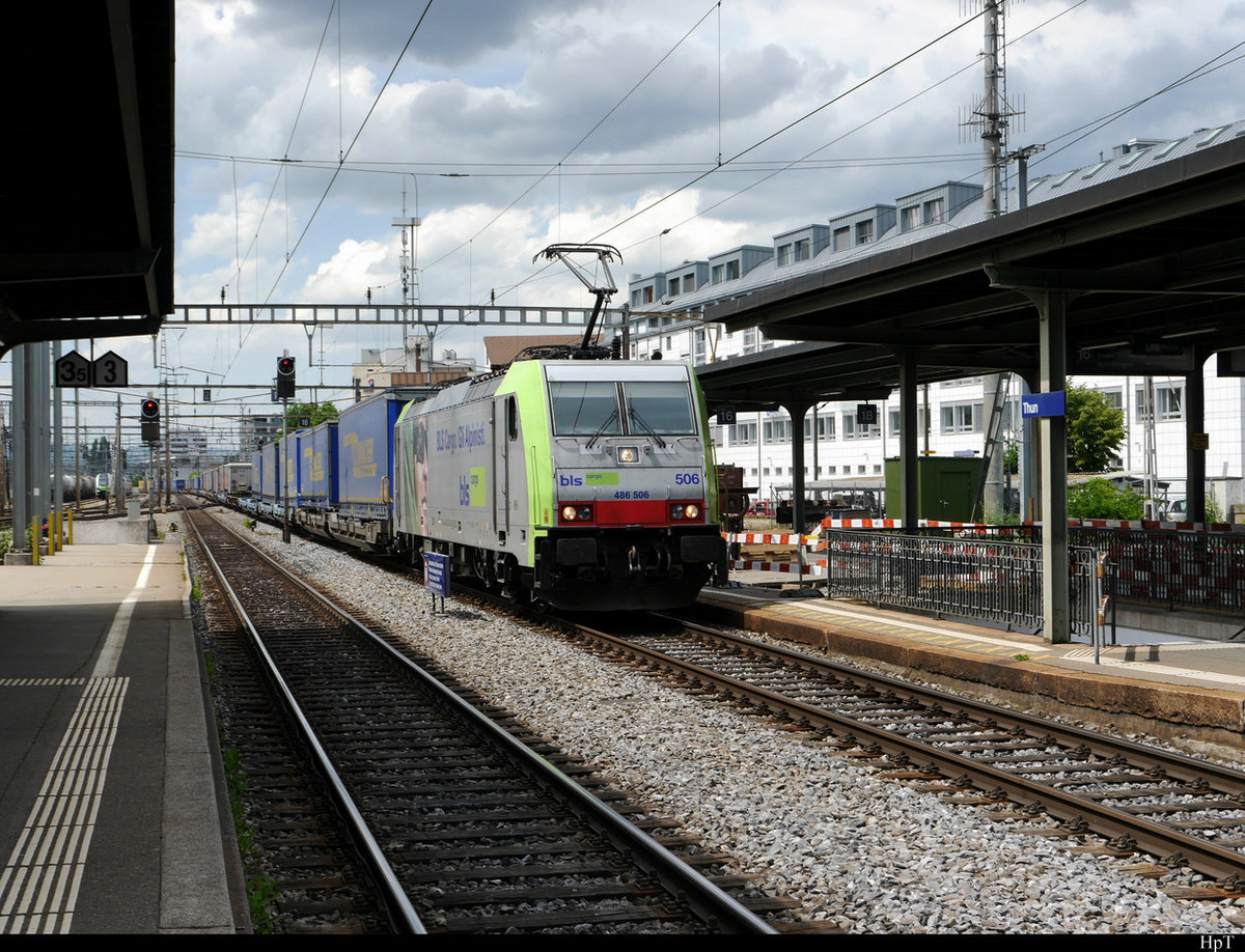 BLS - Loks 486 506 vor Güterzug bei der durchfahrt im Bahnhof Thun am 30.05.2020