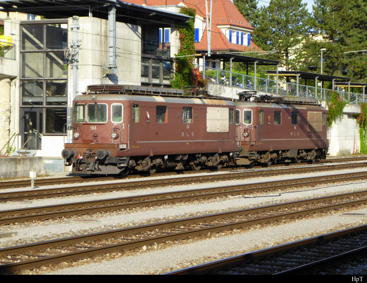 BLS - Loks Re 4/4  194 und Re 4/4  190 abgestellt im Bahnhofsareal in Spiez am 22.09.2019