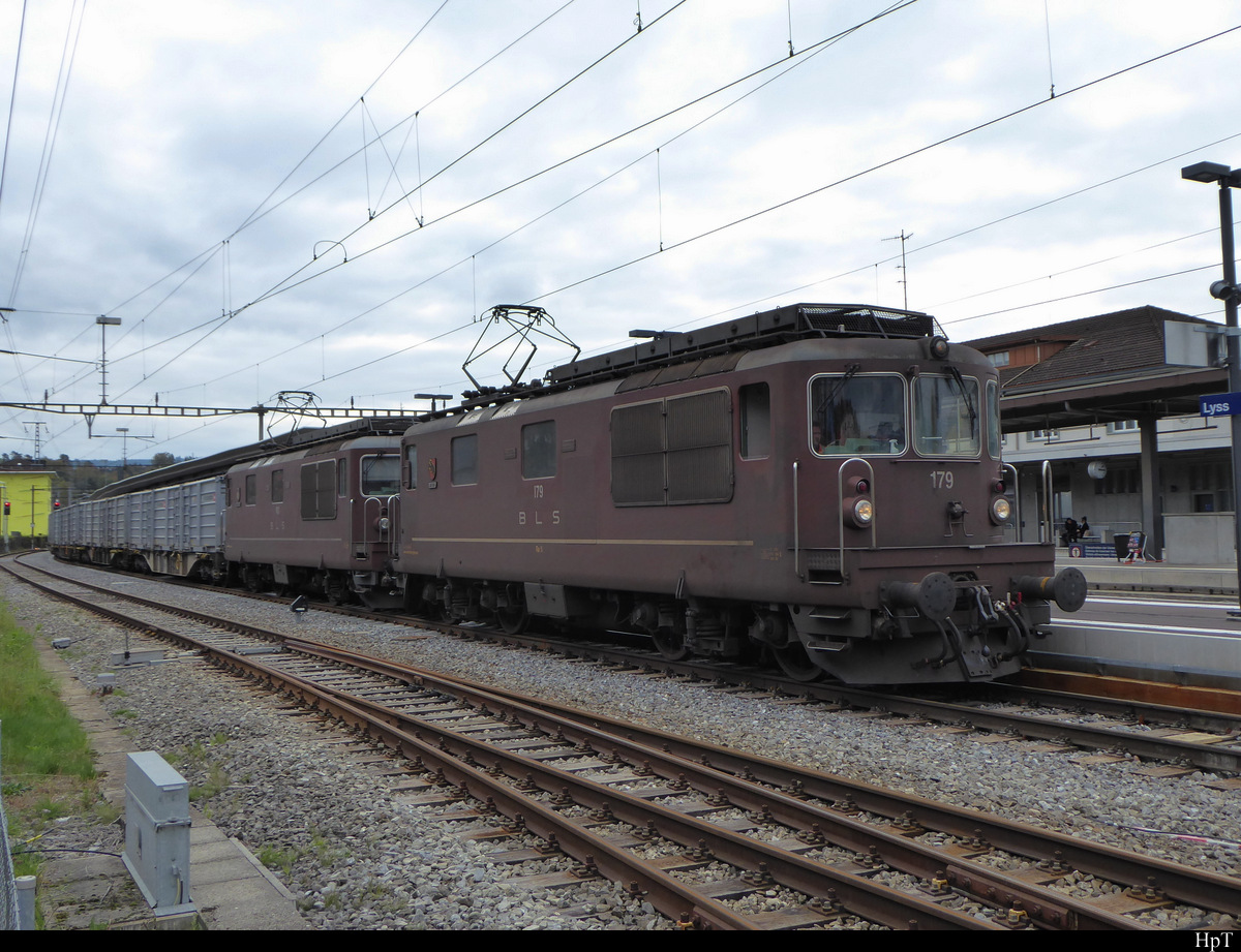 BLS - Loks Re 4/4  179 + Re 4/4  183 vor Rübenzug im Bahnhof Lyss am 17.10.2020
