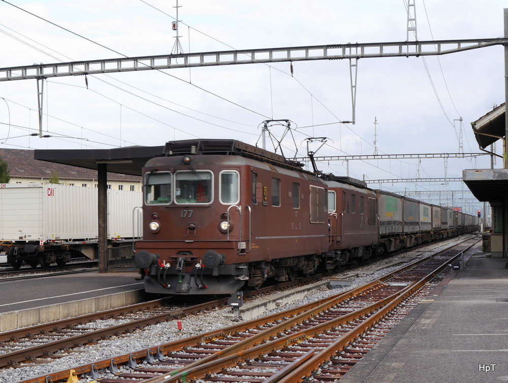 BLS - Loks Re 4/4 177 und Re 4/4 mit Güterzug bei der durchfahrt in Gwatt am 10.10.2014