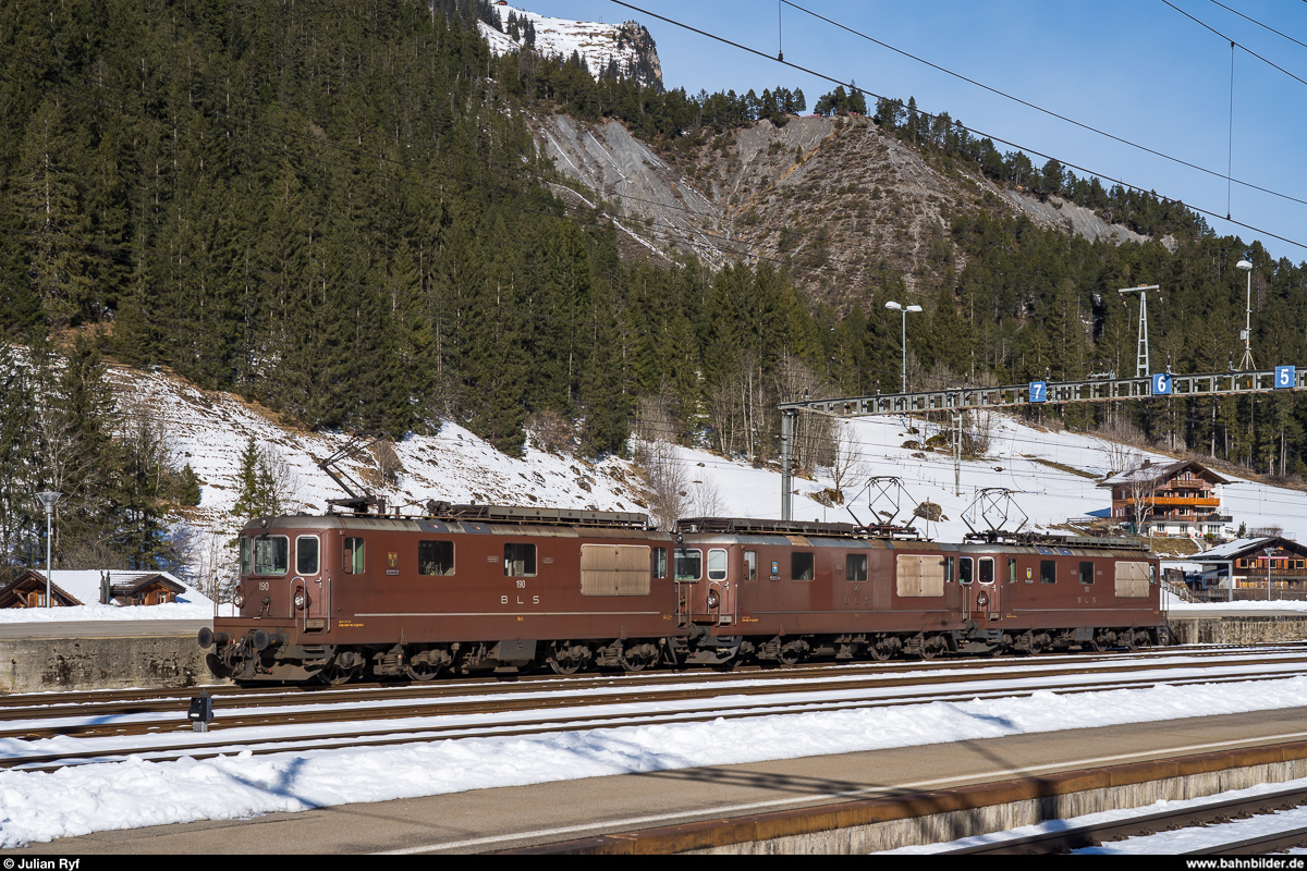 BLS Lokzug aus den Re 4/4 183, 172 und 190 am 9. Februar 2020 abfahrbereit in Kandersteg.