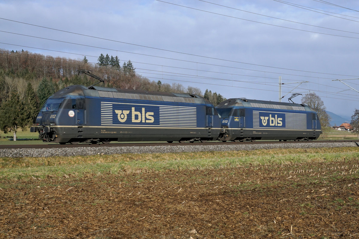 BLS Lokzug bestehend aus den Re 465 012 und Re 465 013 bei Bollodingen am 19. Januar 2020.
Foto: Walter Ruetsch
