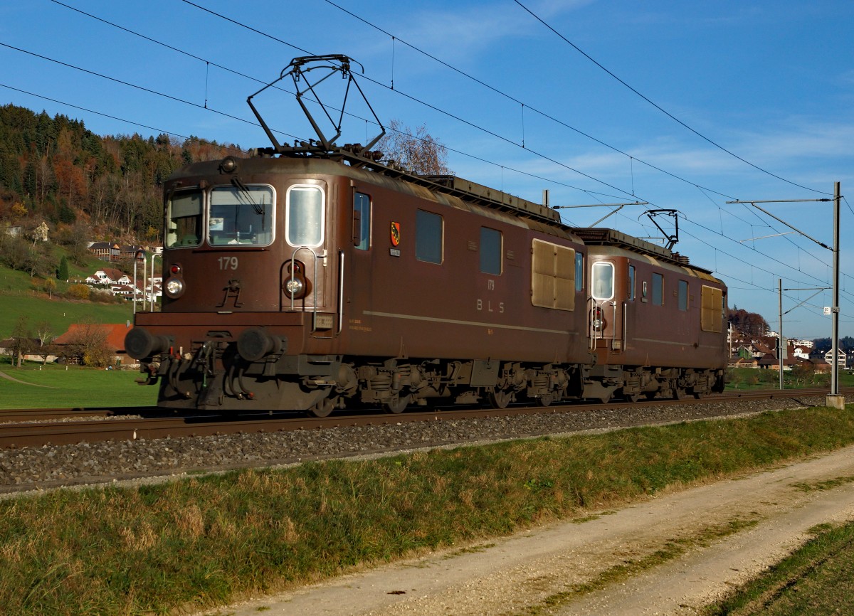 BLS: Lokzug mit Doppeltraktion Re 425 bei Egolzwil am 10. November 2015.
Foto: Walter Ruetsch