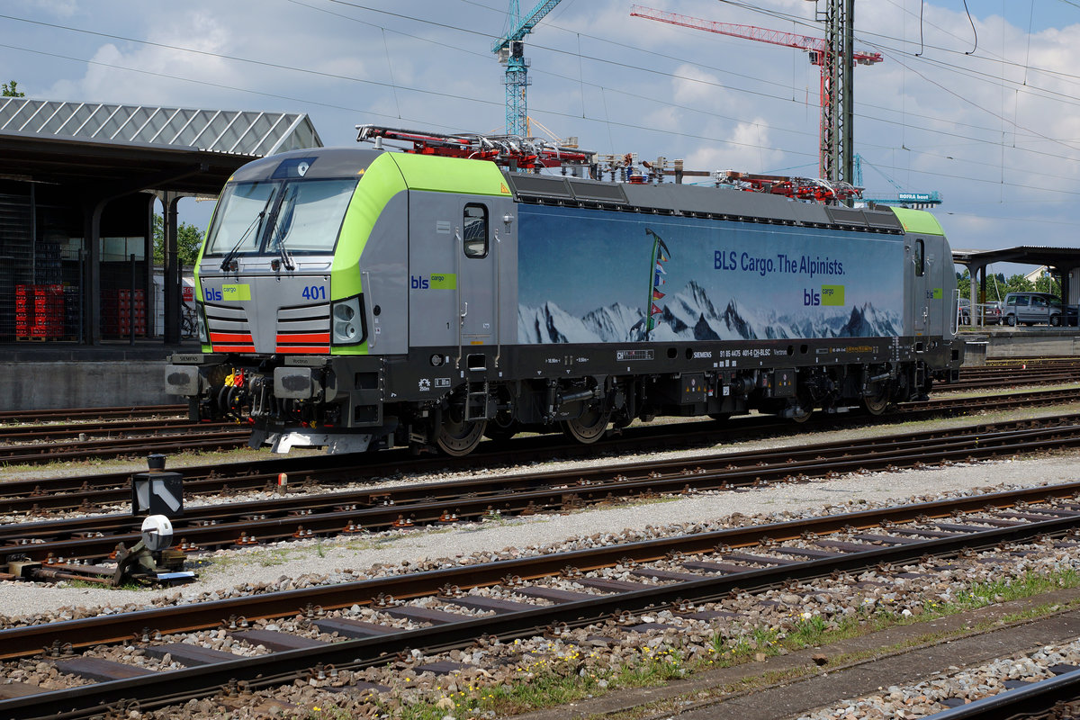 BLS: Meine erste Aufnahme der neusten BLS CARGO VECTRON Re 475 401 entstand am 15. Juli 2016 in Basel Badischer Bahnhof.
Foto: Walter Ruetsch