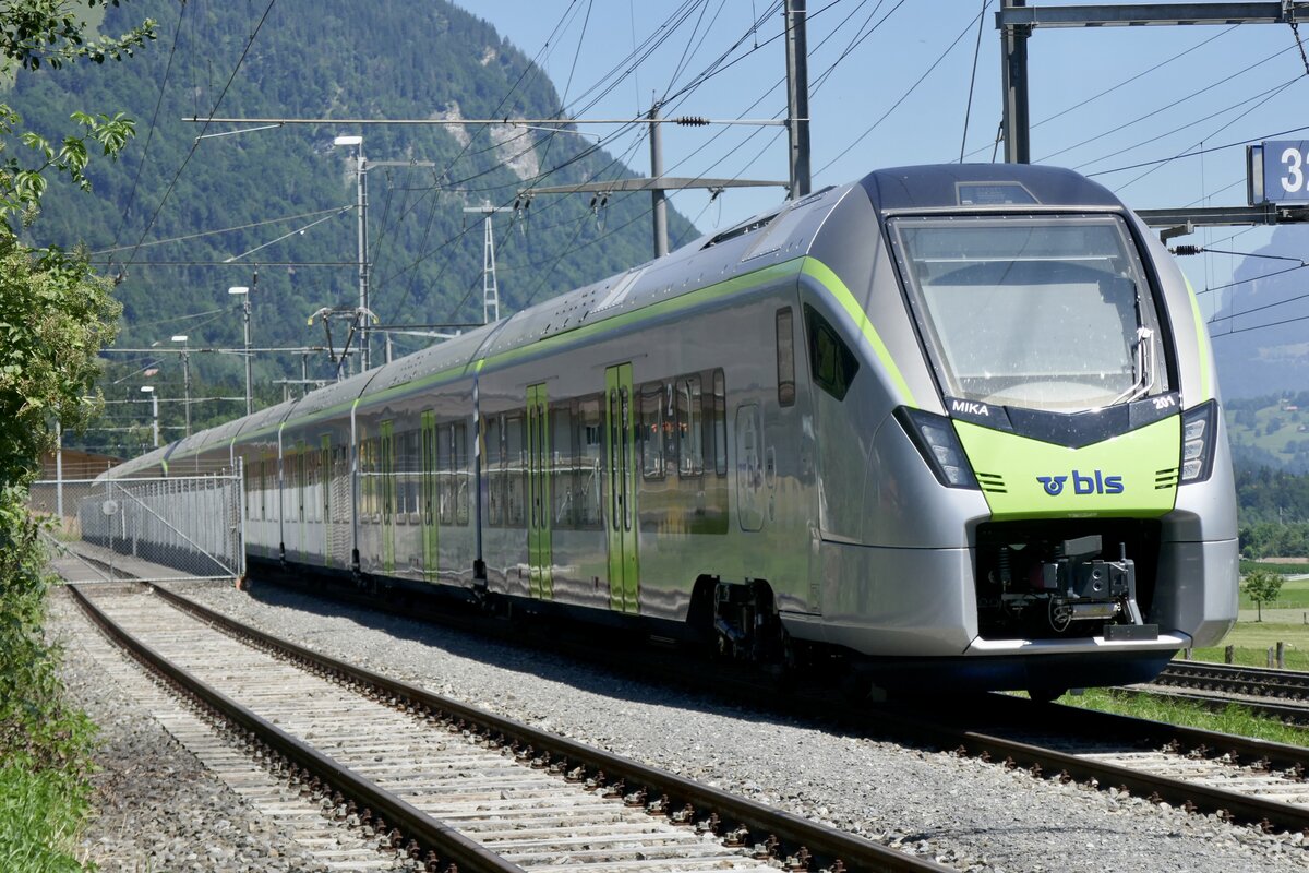 BLS MIKA 201 S-Bahn Version mit doppelt so vielen Türen wie bei der RegioExpress Version am 17.7.22 bei Frutigen abgestellt.