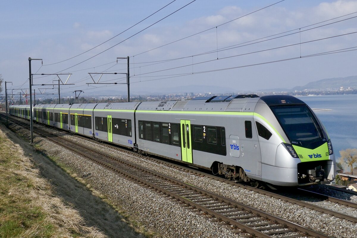 BLS MIKA RABe 528 105 mit RABe 528 122 nach Brig und Zweisimmen, am 4.3.23 bei Einigen.