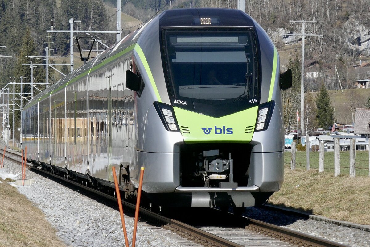 BLS MIKA RABe 528 115 am 19.2.23 kurz bor dem Bahnhof Zweisimmen.