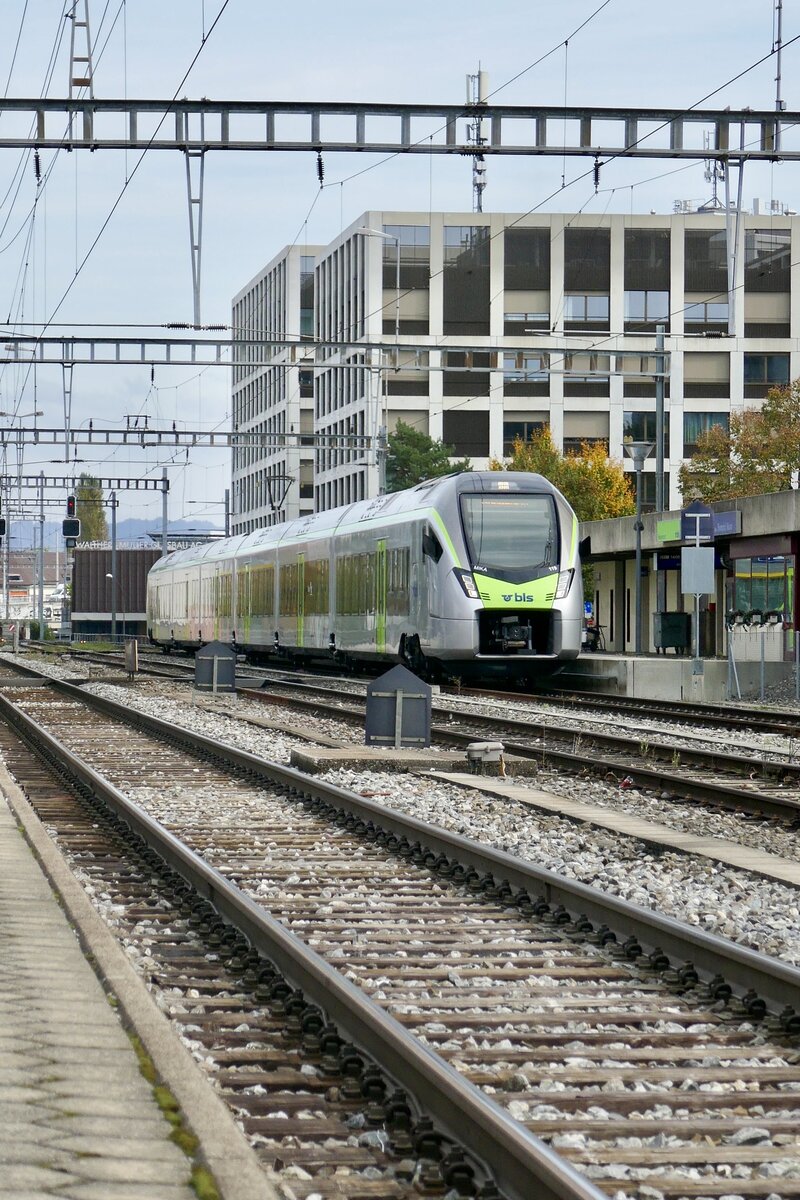 BLS MIKA RABe 528 119 der am 11.10.22 im Bahnhof Bümpliz Nord steht.