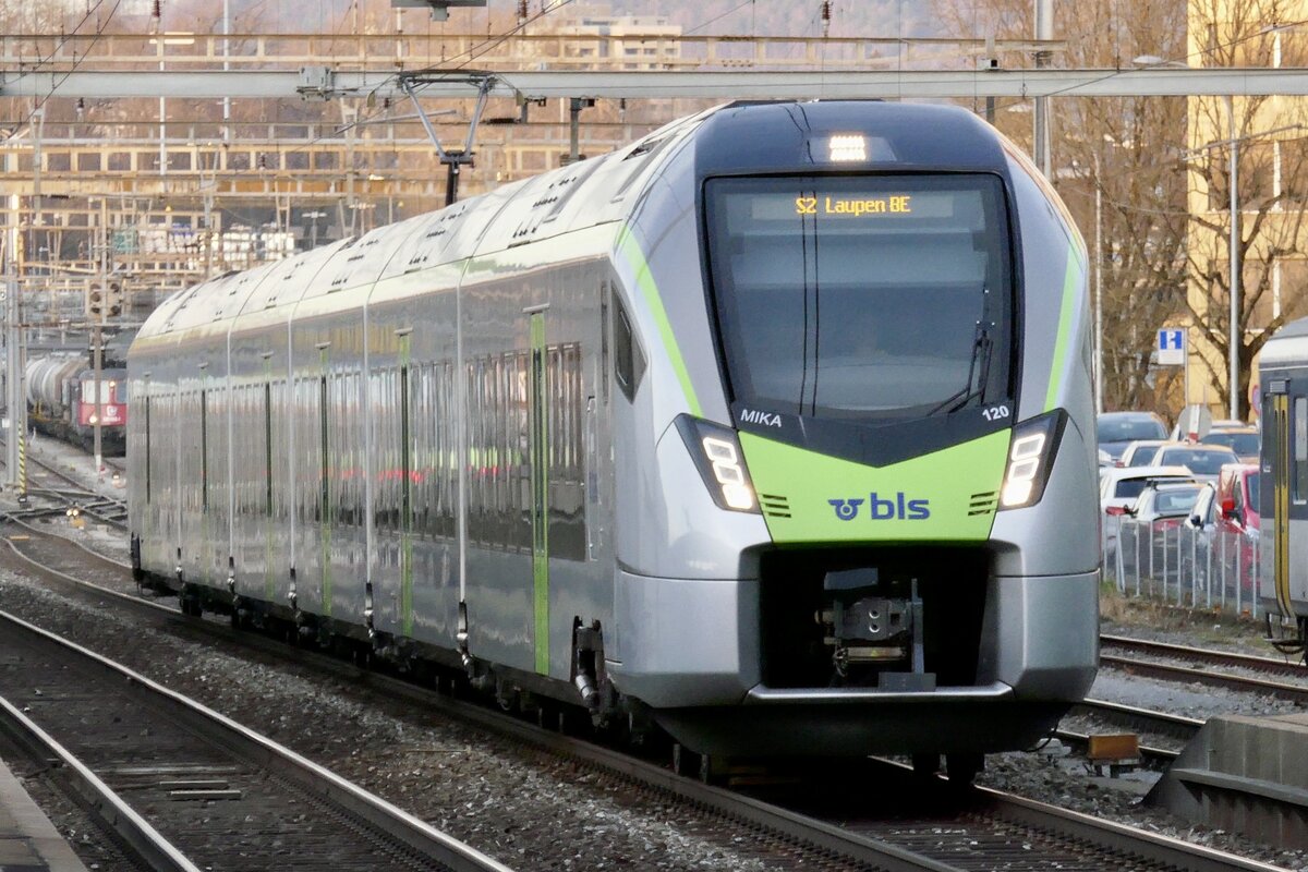 BLS MIKA RABe 528 120 am 16.3.23 bei der Einfahrt in Bern Europaplatz.