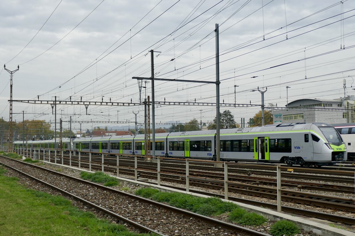 BLS MIKA RABe 528 122 und 121 an denen Tests durchgeführt werden am 20.10.22 beim Güterbahnhof Weyermannshaus.