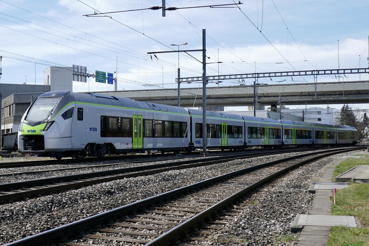 BLS MIKA RABe 528 127 am 22.3.23 in Bern beim Depot Holligen.