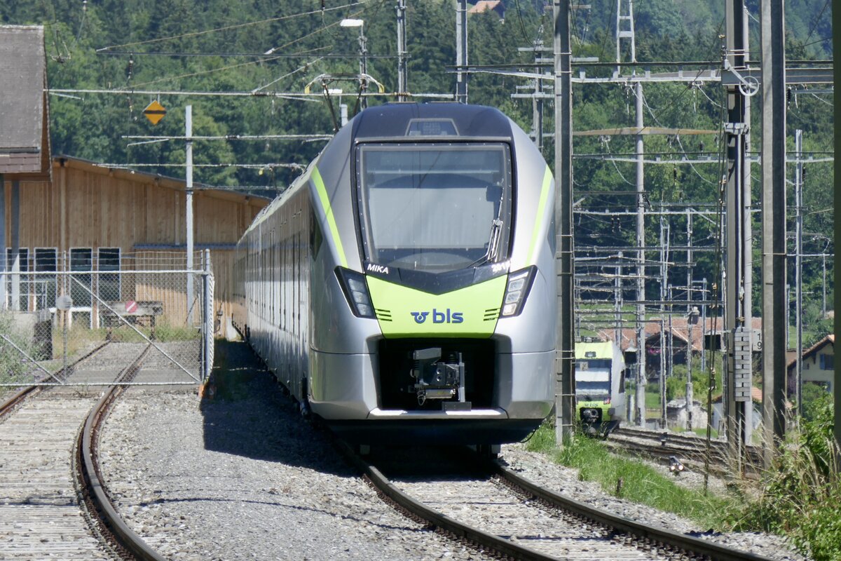 BLS MIKA RABe 528 201 als S-Bahn Version am 17.7.22 bei Frutigen abgestellt.
