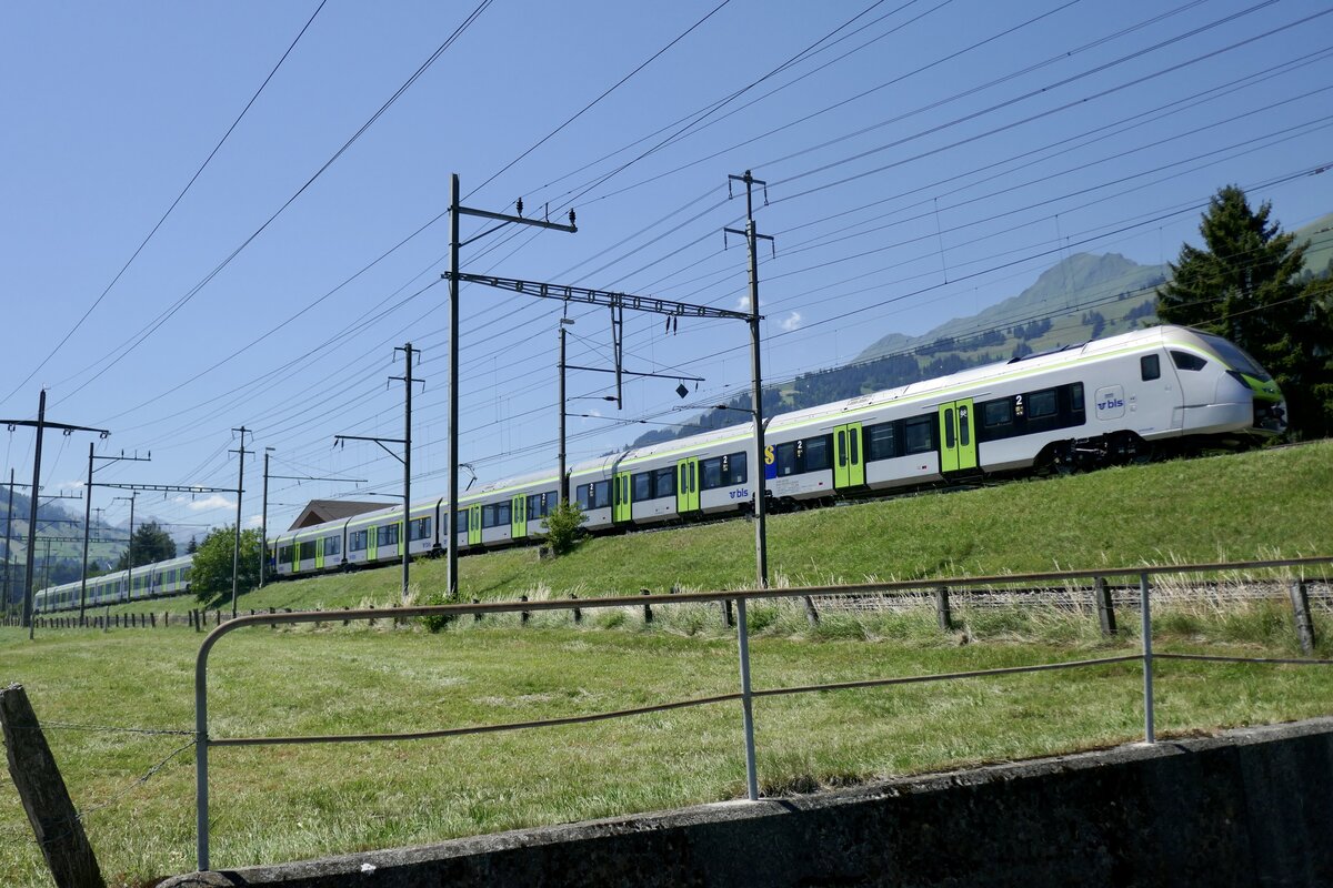 BLS MIKA RABe 528 202 und 201 am 17.7.22 in Frutigen abgestellt.