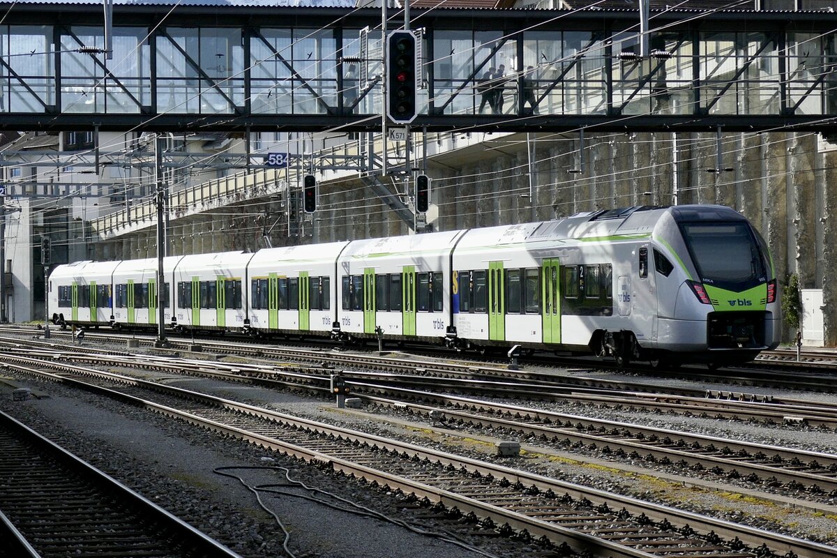 BLS MIKA RABe 528 202 am 16.3.23 bei der Ausfahrt in Spiez.