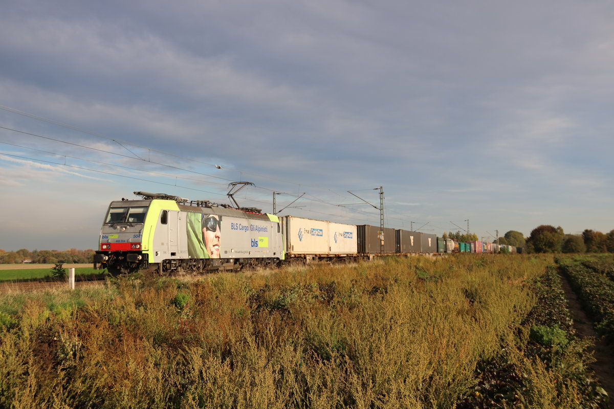 BLS mit einer Baureihe 186 auf dem Weg in die nahen Niederlande an einem lauen Abend im Oktober 2018 bei Breyell