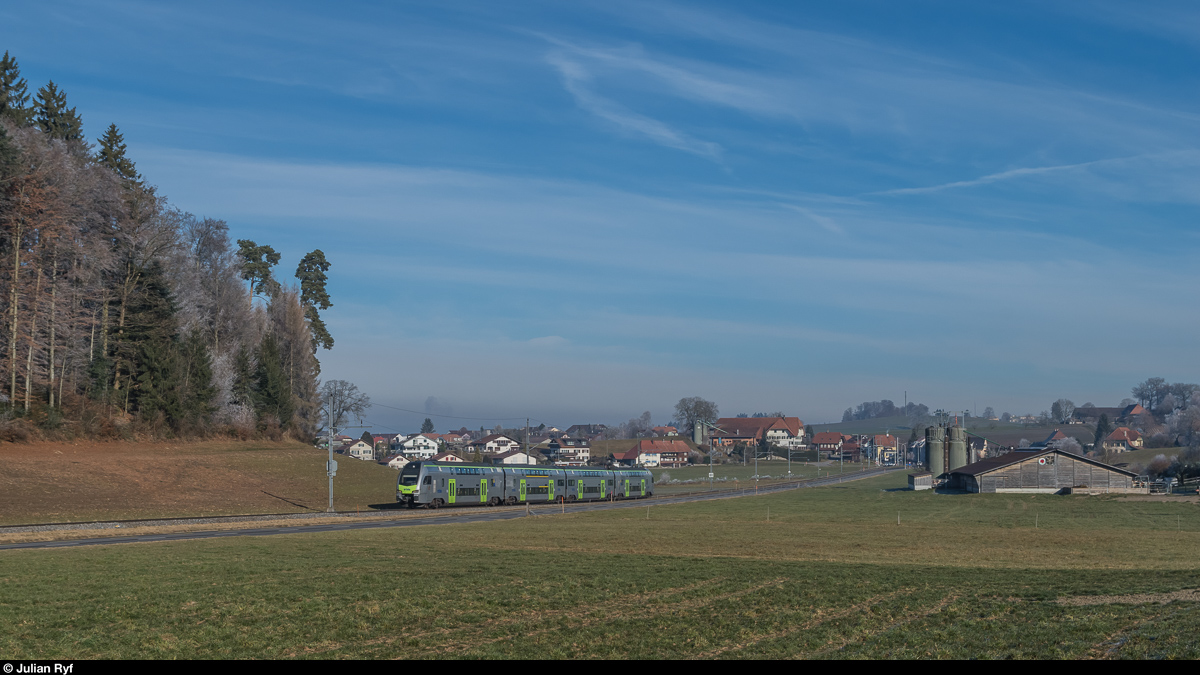 BLS MUTZ RABe 515 001  Bern  ist am 18. Dezember 2016 als S6 Bern - Schwarzenburg zwischen Gasel und Niederscherli unterwegs.