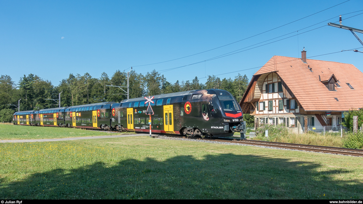 BLS MUTZ RABe 515 008 mit Werbung für den Eishockey-Klub SC Bern am 4. Juli 2018 auf der S6 zwischen Mittelhäusern und Niederscherli.