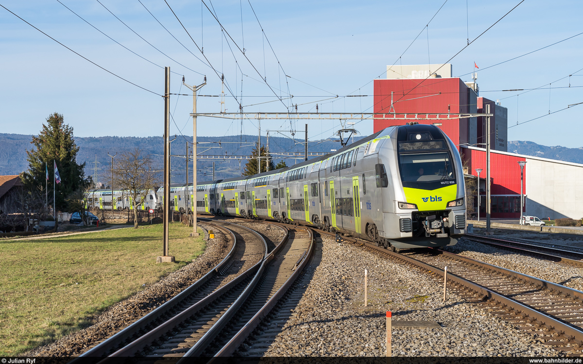BLS MUTZ RABe 515 039 mit einem Schwesterfahrzeug als IR65 Biel - Bern am 17. Februar 2021 bei Busswil.