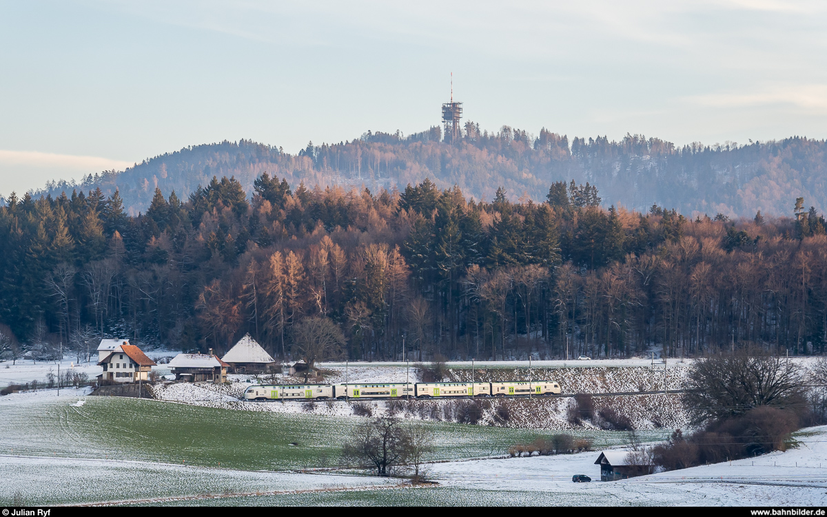 BLS MUTZ RABe 515 am Abend des 19. Januar 2019 unterwegs als S6 Schwarzenburg - Bern oberhalb Köniz. Im Hintergrund der Ulmizberg.