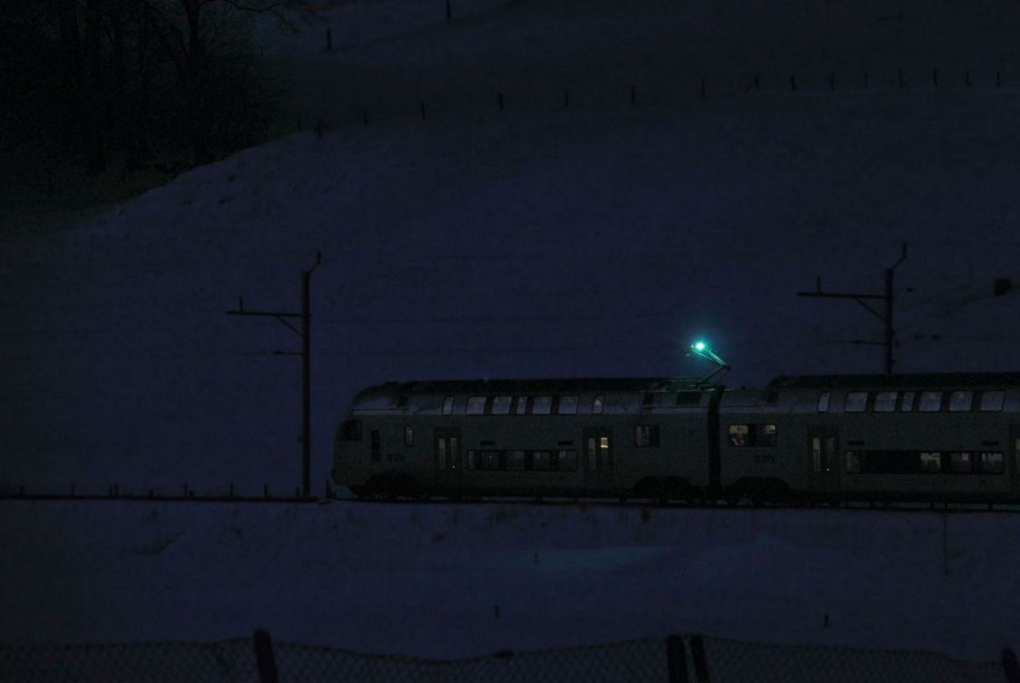 BLS  Mutz  RABe 515 in der Dunkelheit eines eisigen Morgens. Bei Kehrsatz, 16.Januar 2017.