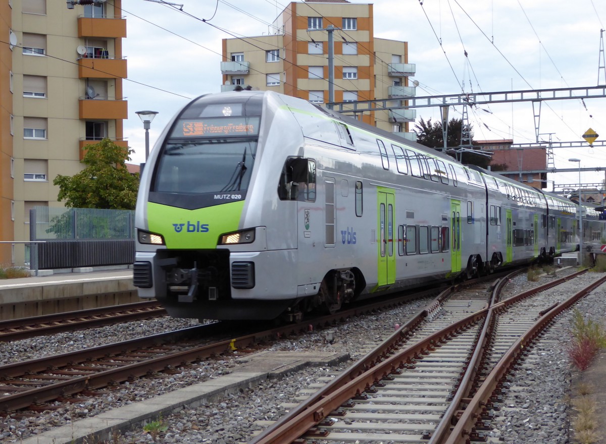 BLS - MUTZ Triebwagen RABe 515 020-6 beim verlassen des Bahnhof Düdingen am 12.09.2015
