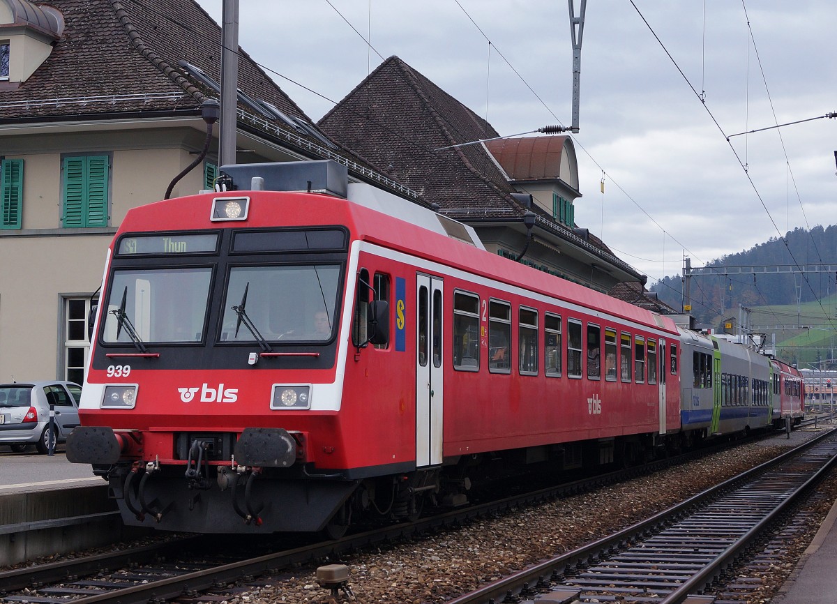 BLS: Nach dem Fahrplanwechsel vom kommenden Wochenende erinnert als einziger Triebzug des BLS-Fuhrparks nur noch der RBDe 566 239 plus Bt 939 mit rotem Anstrich an die ehemalig RM. Die Aufnahme der S4 ist am 2. November 2013 in Langnau i.E. entstanden.
Foto: Walter Ruetsch