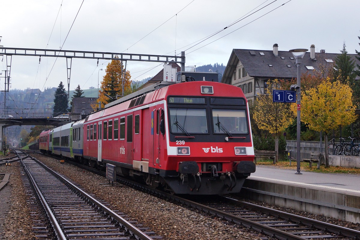 BLS: Nach dem Fahrplanwechsel vom kommenden Wochenende erinnert als einziger Triebzug des BLS-Fuhrparks nur noch der RBDe 566 239 plus Bt 939 mit rotem Anstrich an die ehemalig RM. Die Aufnahme der S4 ist am 2. November 2013 in Langnau i.E. entstanden.
Foto: Walter Ruetsch