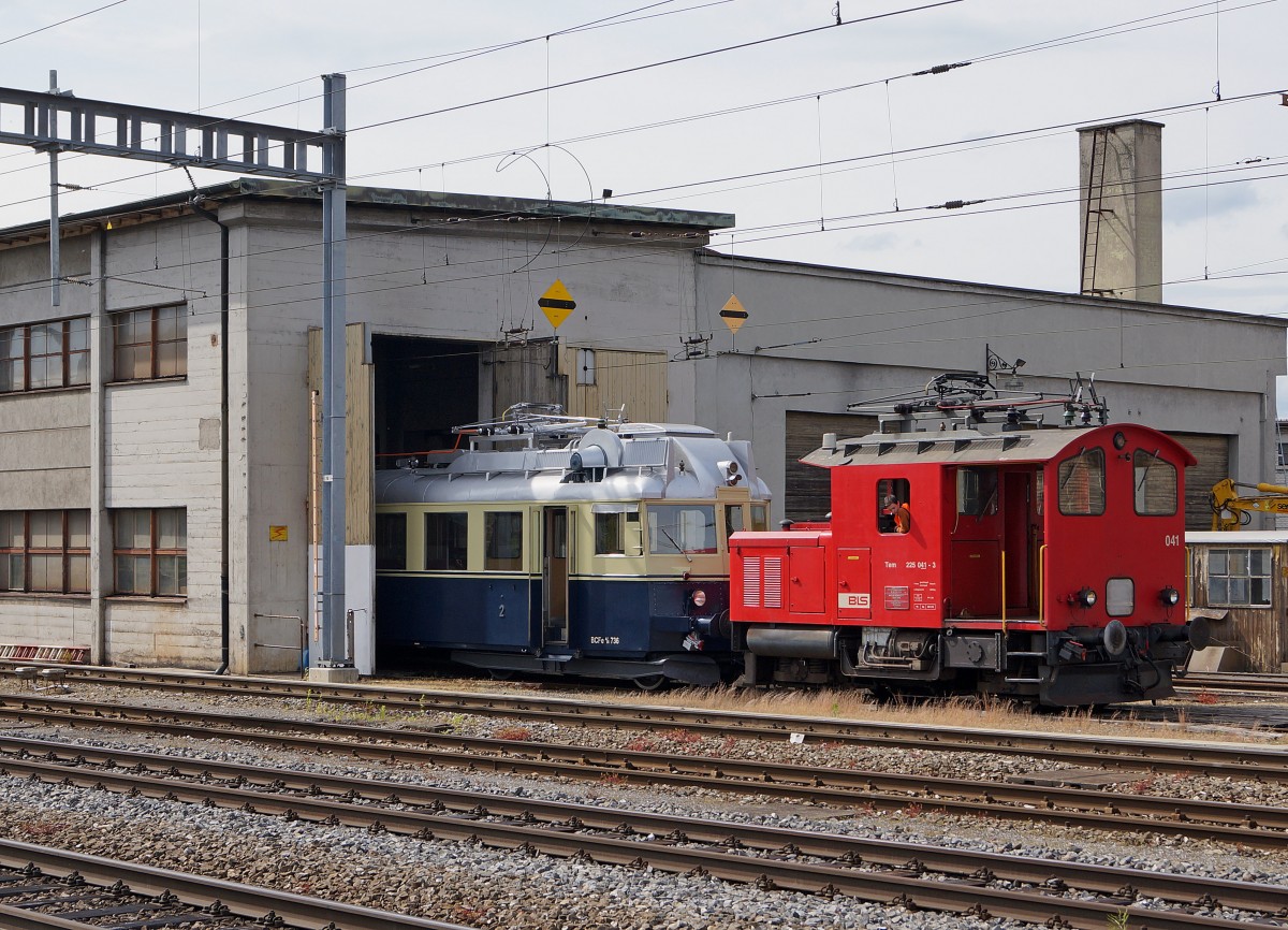 BLS: Nach der Sonderfahrt nach Schwarzenburg vom 30. Mai 2015 kehrt der BCFe 736 4/6 (1938) zurück in das Depot Burgdorf. Wegen fehlender Elektrifizierung ist er für die Bewältigung der letzten Meter auf die Unterstützung des BLS Tem 225 041-3 angewiesen.
Foto: Walter Ruetsch