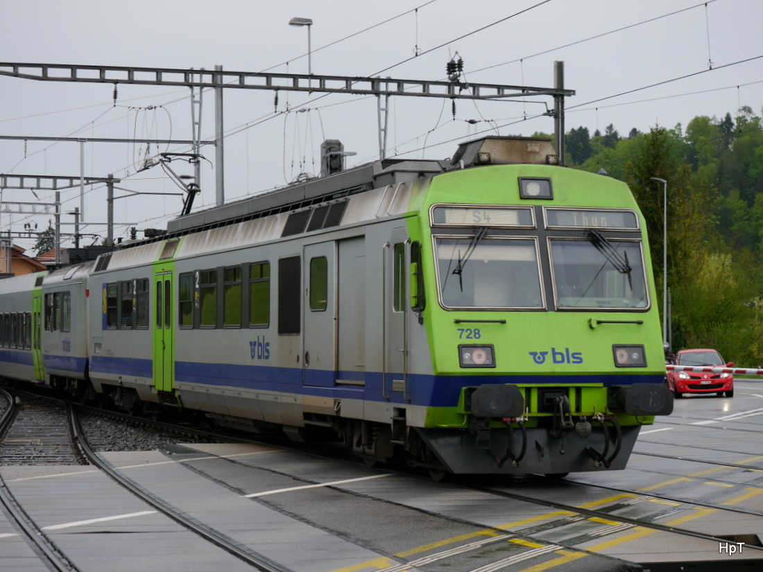 BLS - Nachschuss des Triebwagen RBDe 4/4 565 728-3 auf dem Bahnübergang in Hasle-Rüegsau am 04.05.2015