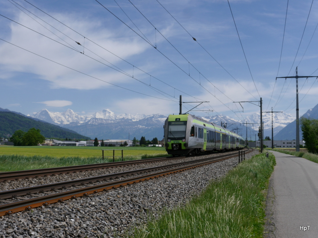 BLS - Nachschuss des Triebzuges RABe 535 101-0 bei Uttigen am 14.05.2015