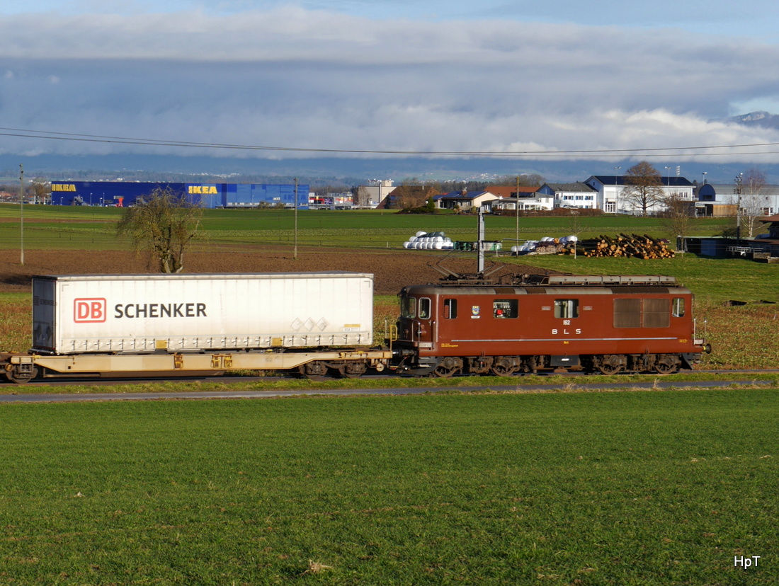 BLS - Nachschuss der Re 4/4 162 unterwegs bei Lyssach am 10.01.2015