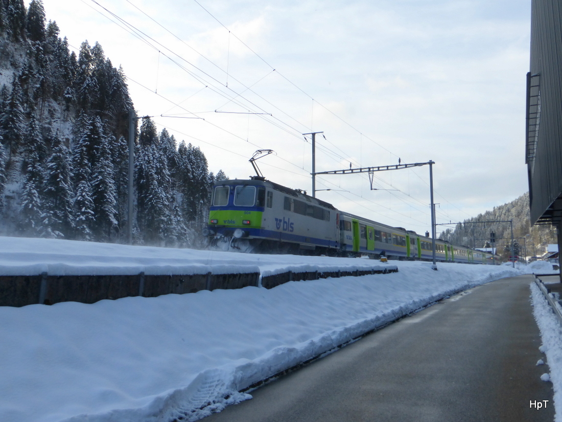 BLS - Nachschuss der Re 4/4 420 504-3 des RE Luzern - Bern  unterwegs bei Truebschachen am 25.01.2015