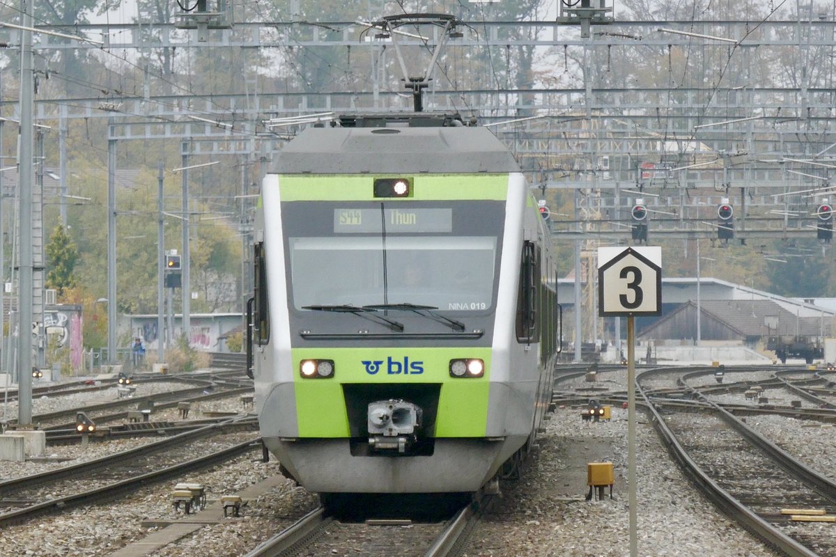 BLS Nina 019 mit dem Zugteil der S44 aus Summiswald, am 4.11.18 bei der einfahrt in Burgdorf.