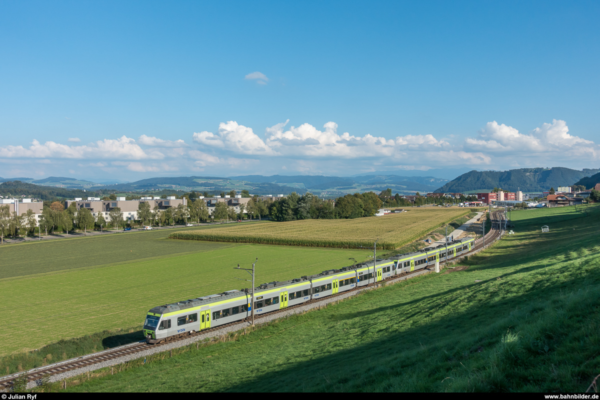 BLS NINA-Doppeltraktion auf der S44 Thun - Solothurn/Sumiswald am 4. September 2018 bei Kleinwabern.