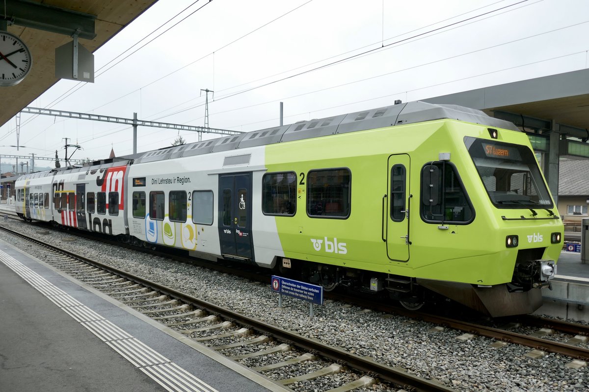 BLS Nina RABe 525 010 mit einer neuen Werbung für Login am 13.5.20 im Bhf Huttwil.