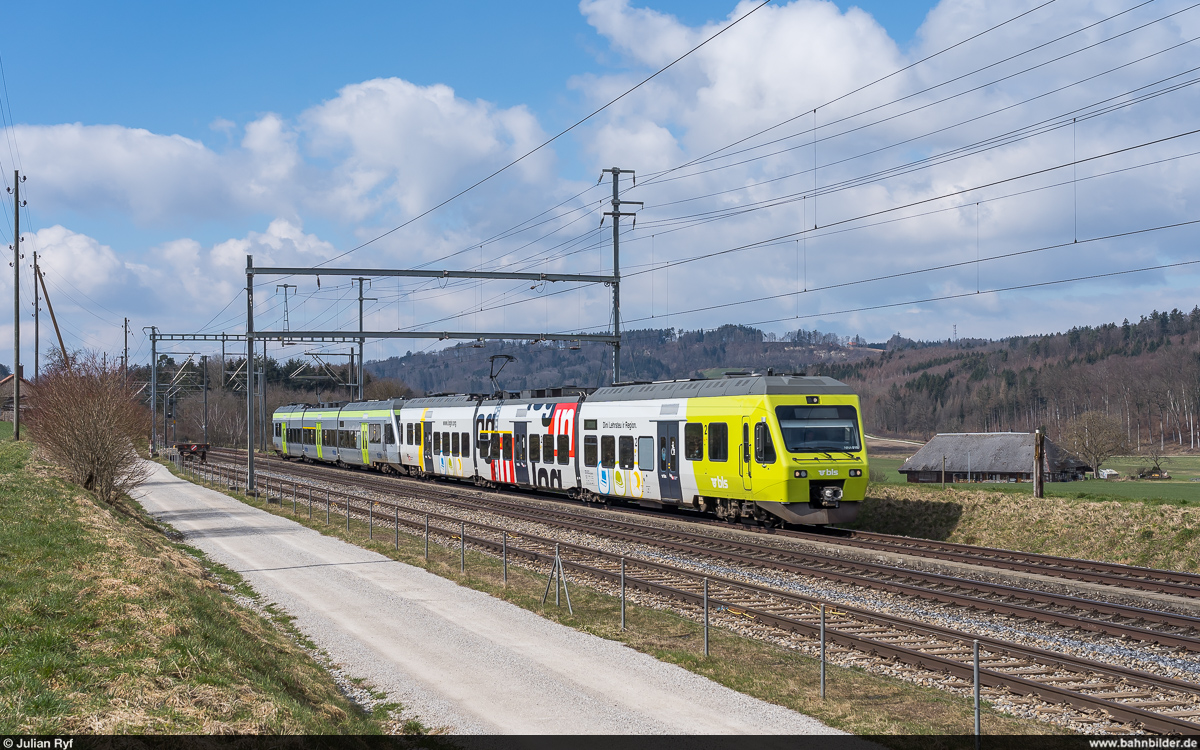 BLS NINA RABe 525 010 und ein Schwesterfahrzeug als S5 Neuchâtel / Murten - Bern am 20. März 2021 bei Riedbach.