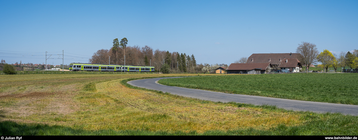 BLS NINA RABe 525 Doppeltraktion als S5 Bern - Neuchâtel / Payerne am 11. April 2020 kurz nach Riedbach.