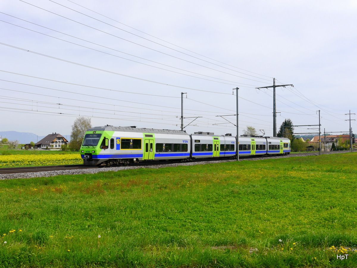 BLS - NINA Tiebzug RABe 525 018-8 unterwegs bei Lyssach am 30.04.2016