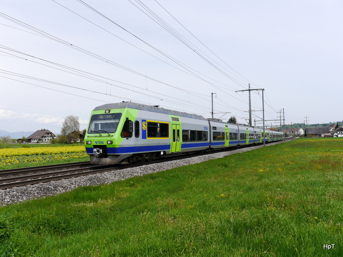 BLS - NINA Tiebzug RABe 525 024-6 und RABe 525 ... unterwegs bei Lyssach am 30.04.2016