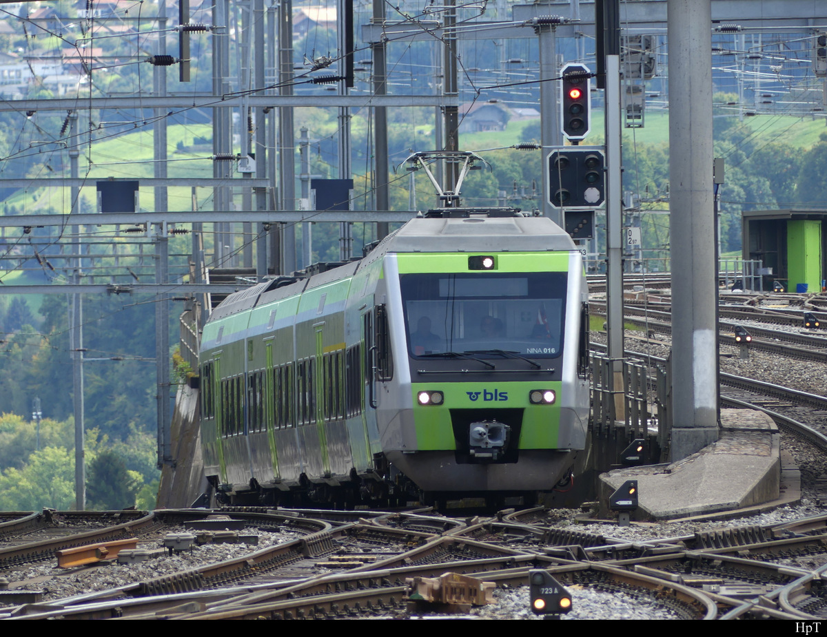 BLS - NINA Triebwagen RABe 525 013 auf Dienstfahrt im Bhf. Spiez am05.10.2021