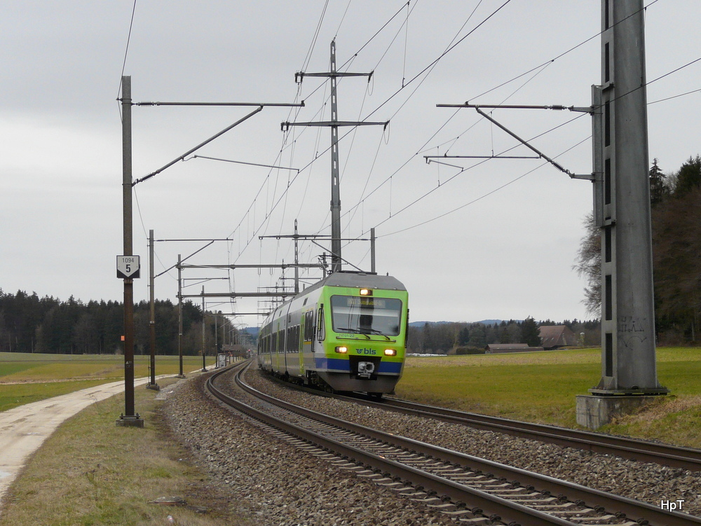 BLS - NINA Triebwagen RABe 525 022 unterwegs bei Lyssach am 22.02.2014
