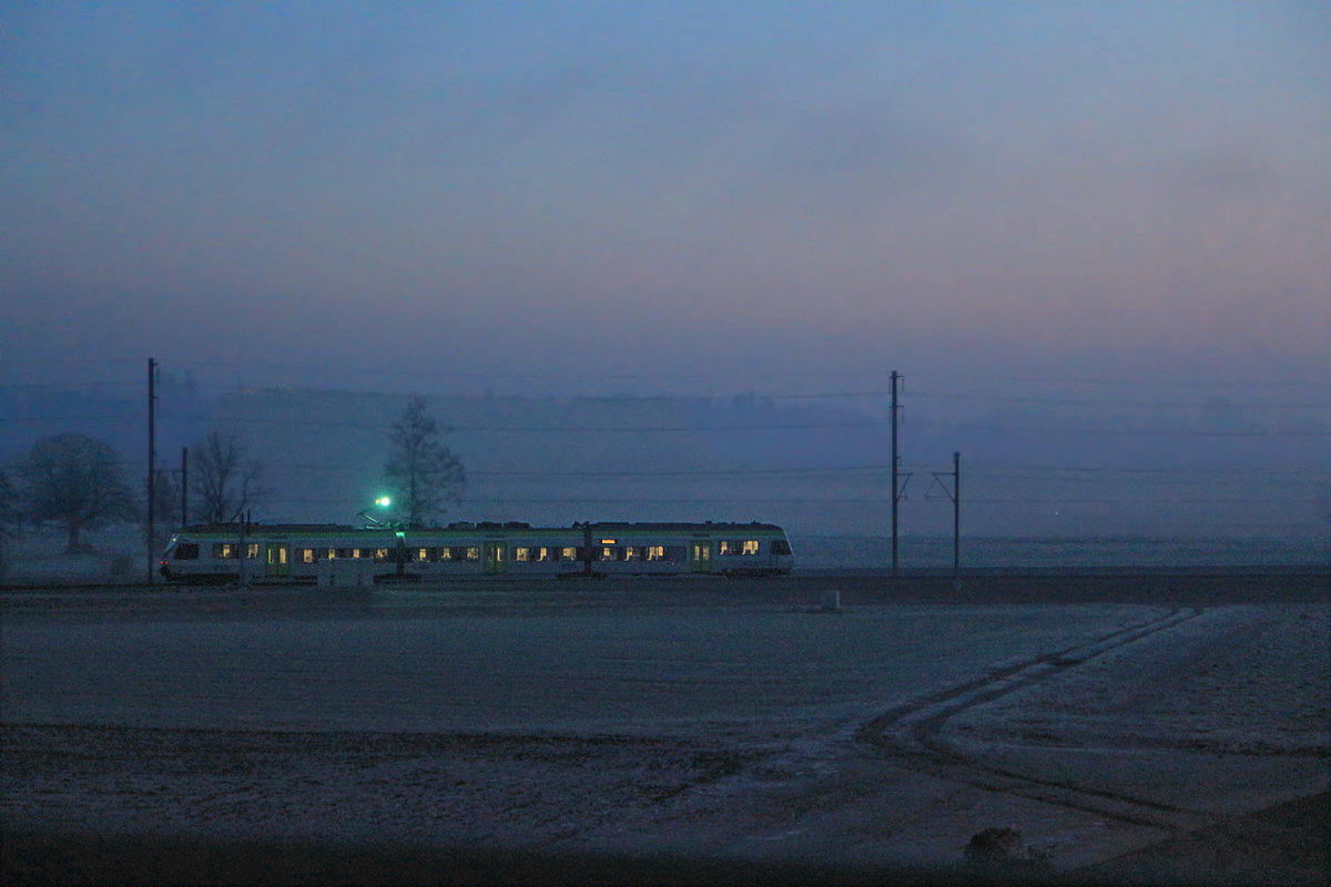 BLS NINA-Triebzug frühmorgens bei Gampelen an der Strecke Neuchâtel - Bern. 16.Februar 2019. 